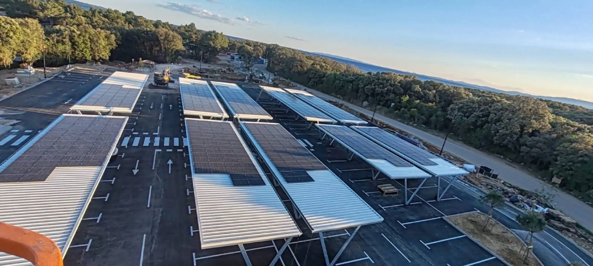 Solarni nadstrešnici s fotonaponskim panelima na parkiralištu